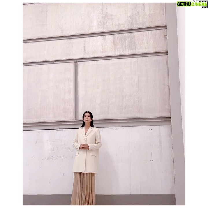Kim Hee-ae - 11.8K Likes - .
아직 덥지만 아침 공기에서는 제법 가을이 느껴지네요 🍂
오늘은 아니지만 열일했던 모습들을 모아봤어요 ☺️
주말에 공개된 ’쁘렝땅‘ 가을 화보 비하인드를
영상으로도 슬쩍 보여드려요 🍁
맛점하세요 🤍
#김희애 #KIMHEEAE
@yg_stage @prendangfashion