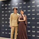 Kim Hee-ae Instagram - . 토론토에서 🇨🇦 1) 보통의 가족사진 🤍 2) 사이좋은 부부 3) 현실 부부 (여보 어디 봐?) 4) 시호 엄마의 화려한 외출 ⭐️ #김희애 #KIMHEEAE #영화 #보통의가족 #anomalfamily #토론토국제영화제 #tiff @yg_stage