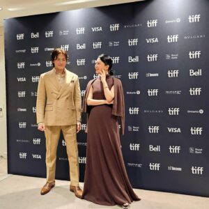 Kim Hee-ae Instagram - .
토론토에서 🇨🇦

1) 보통의 가족사진 🤍
2) 사이좋은 부부 
3) 현실 부부 (여보 어디 봐?)
4) 시호 엄마의 화려한 외출 ⭐️

#김희애 #KIMHEEAE 
#영화 #보통의가족 #anomalfamily 
#토론토국제영화제 #tiff
@yg_stage