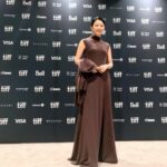 Kim Hee-ae Instagram - . 토론토에서 🇨🇦 1) 보통의 가족사진 🤍 2) 사이좋은 부부 3) 현실 부부 (여보 어디 봐?) 4) 시호 엄마의 화려한 외출 ⭐️ #김희애 #KIMHEEAE #영화 #보통의가족 #anomalfamily #토론토국제영화제 #tiff @yg_stage