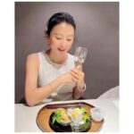 Kim Hee-ae Instagram - . ‘미세스캅’에서 스타일링을 함께했던 다겸 씨가 새로운 꿈을 위해 요리를 배우는 중인데 너무나 근사한 음식으로 우리를 대접해 주었어요 고생이 많지만 밝은 표정을 보니 역시 사람은 좋아하는 일 하면서 살아야 하나 봐요👍🏻 맛있는 음식 고마워! 다겸이의 꿈을 응원해! #김희애 #KIMHEEAE @yg_stage