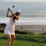 Kim Hee-jung Instagram – Weekend vibes🌤️ Just so you know, I’m playing with biodegradable golf balls here – they dissolve into fish food! 💦Keeping it eco-friendly while having a blast 💚⛳️ ! 발리에서 처음 도전해본 바다 골프 액티비티! 바다에서 하는 액티비티이기에 특수 제작된 수용성 골프 공으로 안에는 물고기 밥이 들어있는 물에 녹는 공입니다! 너무 신기하고 행복했던 추억💙
