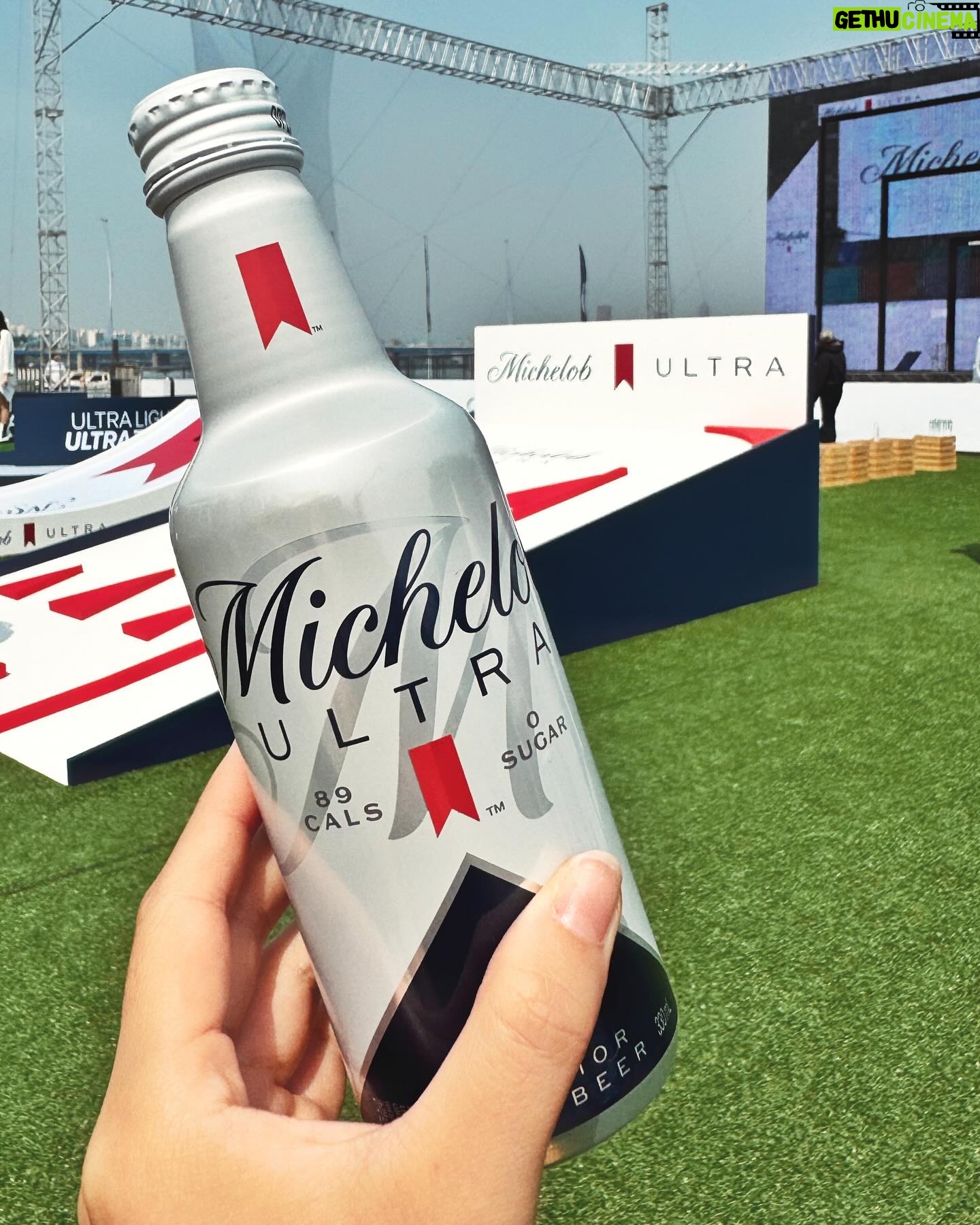 Kim Hee-jung Instagram - 미켈롭 울트라 @michelobultra.kr의 첫 한국 앰버서더로 발탁되어 신제품 출시 이벤트에 함께했습니다! 🥳 가장 먼저 포토세션을 통해 앰버서더로서 첫 인사를 드린 후, 탁 트인 한강을 배경으로 35m Ultra Shot Challenge에 도전했습니다.🏌️♀️ 도전 후 즐기는 미켈롭 울트라는 청량한 맛으로 시원함을 선사합니다.🫧 행사장에서 받은 언박싱 키트를 열어보며 라운딩 갈 생각에 벌써부터 설렜습니다! 이제 전국의 골프장에서 미켈롭 울트라를 만나볼 수 있다고 하니, 라운딩에서도 ULTRA LIGHT, ULTRA TASTE! 제로 슈거, 89kcals의 가벼운 칼로리 미켈롭 울트라 만의 상쾌함을 더 가볍게 즐겨보세요! 🍻🤍 #미켈롭울트라 #울트라테이스트 #울트라골프 #울트라샷챌린지 #MICHELOBULTRA #ULTRASHOTCHALLENGE