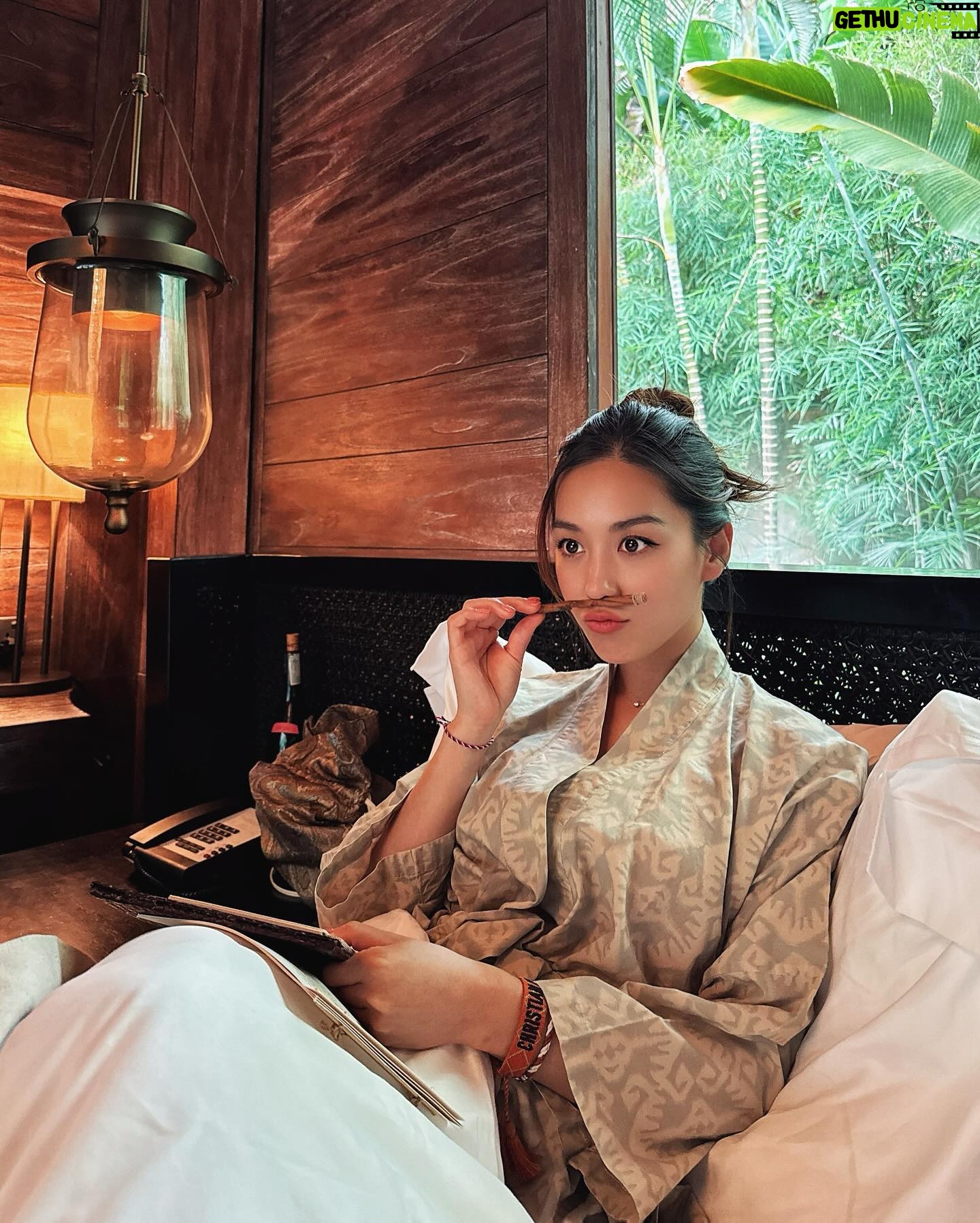 Kim Hee-jung Instagram - Good morning from paradise😇🌺