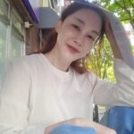 Kim Hye-eun Instagram – 우리 동네 아니니 CU앞 파라솔에 다 앉구..^^
쳐다보거나 말거나^^
스벅가서 대본볼까 하다 날씨를 즐기기로.^^
딸이 너무 보고싶다.♡
#영화 #광주