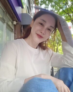 Kim Hye-eun Instagram - 우리 동네 아니니 CU앞 파라솔에 다 앉구..^^
쳐다보거나 말거나^^
스벅가서 대본볼까 하다 날씨를 즐기기로.^^
딸이 너무 보고싶다.♡
#영화 #광주