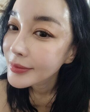 Kim Hye-eun Instagram - 메이컵아티스트 없이 왔으니 셀프화장.
첫 공식 행사 준비중.
이탈리아에서 K문화가 인기가 날로 커져 간다네요.문화에 자긍심이 있는 이탈리아에서 다른 나라 드라마와 영화 페스티발이 열리는 일은 없던 일이랍니다.
K 드라마 홍보많이 하고 갈께요.^^
#SORRENTO #Hilton  #KdramaFesta
