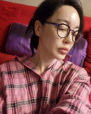 Kim Hye-eun Instagram - 왜 그런 날 있죠?눈뜰 힘도 없는 날.
그래도 사진을 찍어봅니다. 열심히 살았음을 말하는 날이기에.
그리운 이를 기다리며 누워봅니다.
굿나잇.