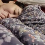 Kim Hye-eun Instagram - 새벽 4시 50분.즐거운 시간이었지만.몸이 피곤한 건 사실이었다. 집에 들어오자마자 옷을 벗고 누우니.방바닥이 따뜻했다. 순간 너무나 감사했다.데워진 내 방 .그리고 따뜻한 온기. 집이란 그런 곳이다. 추워떨지 않은 것이 일상화 되어 감사하지는 않은가? 를 생각한다면. 그럴수 없다. 계절에 맞지 않는 야외촬영이 있을수록,날씨가 추워 업무가 늦을수록 사소한 모든것에 감사할수록 내 삶은 보물인걸. 가난해서 떨어본 성냥팔이 소녀.. 나는.우리는 그 소녀의 추위에 얼마만큼 공감하는가?