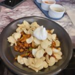 Kim Hye-eun Instagram – 첨 먹어보는 맛.
미쿡에서 먹는 부대찌개랄까?호불호 정확히 있을것 같은 맛인데.
나는 이국적인 독특함에 한표.
허허.이런맛을 내다니요.♡♡♡ 하여간 마늘슬라이스도 어쩜 그리 바싹히지?
#울트라회관 #서초동 #미쿡느낌부대찌개 #마늘슬라이스제육볶음