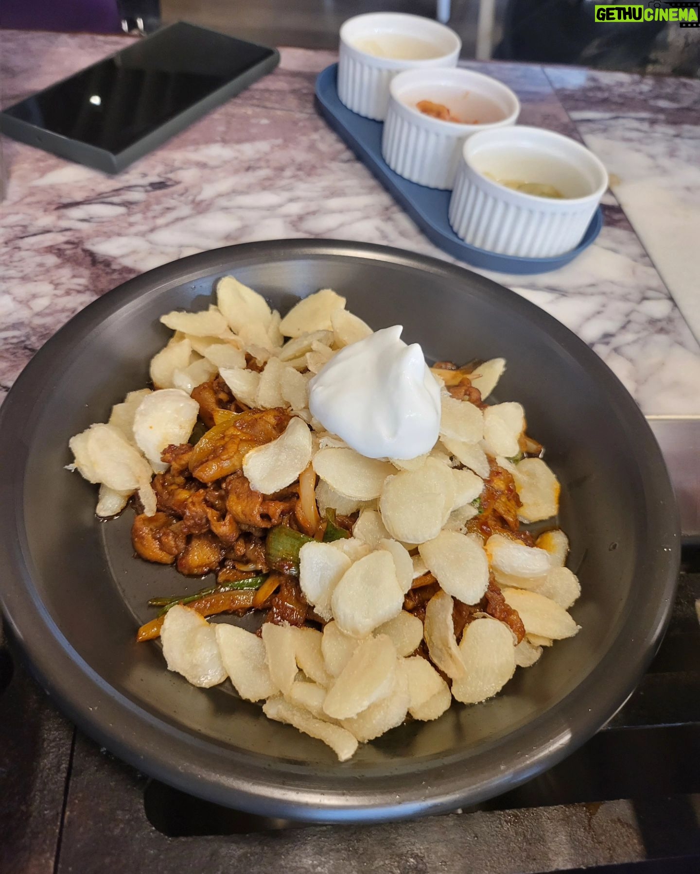 Kim Hye-eun Instagram - 첨 먹어보는 맛. 미쿡에서 먹는 부대찌개랄까?호불호 정확히 있을것 같은 맛인데. 나는 이국적인 독특함에 한표. 허허.이런맛을 내다니요.♡♡♡ 하여간 마늘슬라이스도 어쩜 그리 바싹히지? #울트라회관 #서초동 #미쿡느낌부대찌개 #마늘슬라이스제육볶음
