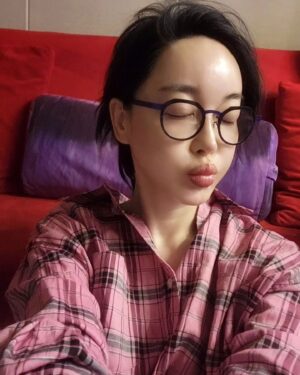 Kim Hye-eun Instagram - 왜 그런 날 있죠?눈뜰 힘도 없는 날.
그래도 사진을 찍어봅니다. 열심히 살았음을 말하는 날이기에.
그리운 이를 기다리며 누워봅니다.
굿나잇.