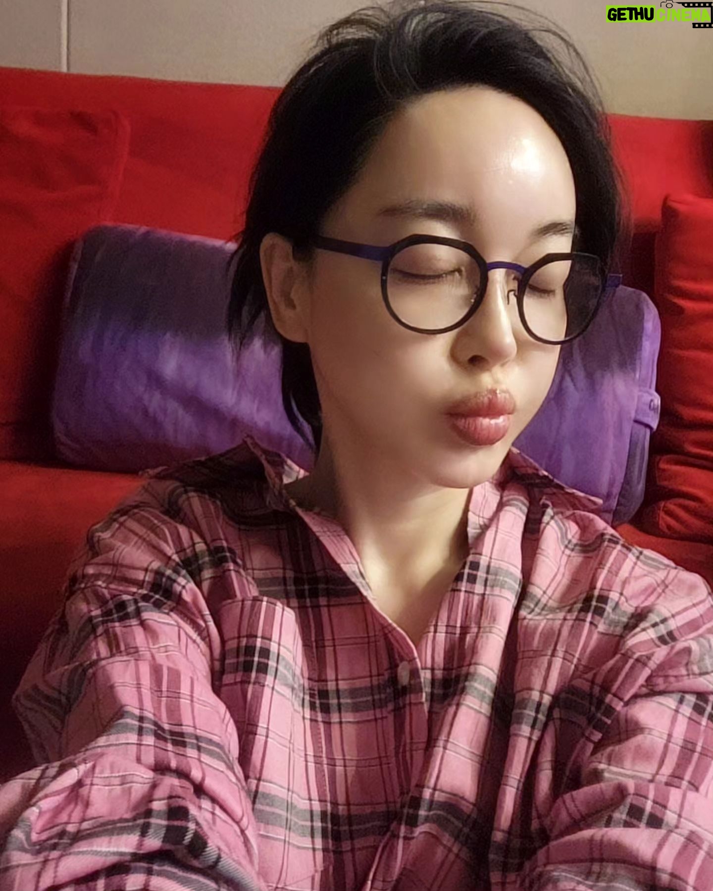Kim Hye-eun - 6.4K Likes - 왜 그런 날 있죠?눈뜰 힘도 없는 날.
그래도 사진을 찍어봅니다. 열심히 살았음을 말하는 날이기에.
그리운 이를 기다리며 누워봅니다.
굿나잇.