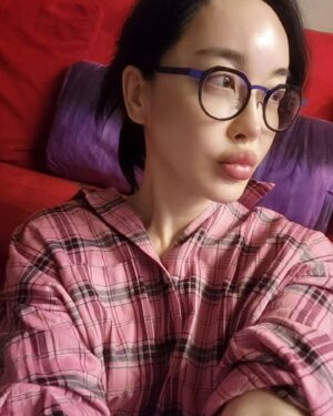 Kim Hye-eun Instagram - 왜 그런 날 있죠?눈뜰 힘도 없는 날.
그래도 사진을 찍어봅니다. 열심히 살았음을 말하는 날이기에.
그리운 이를 기다리며 누워봅니다.
굿나잇.