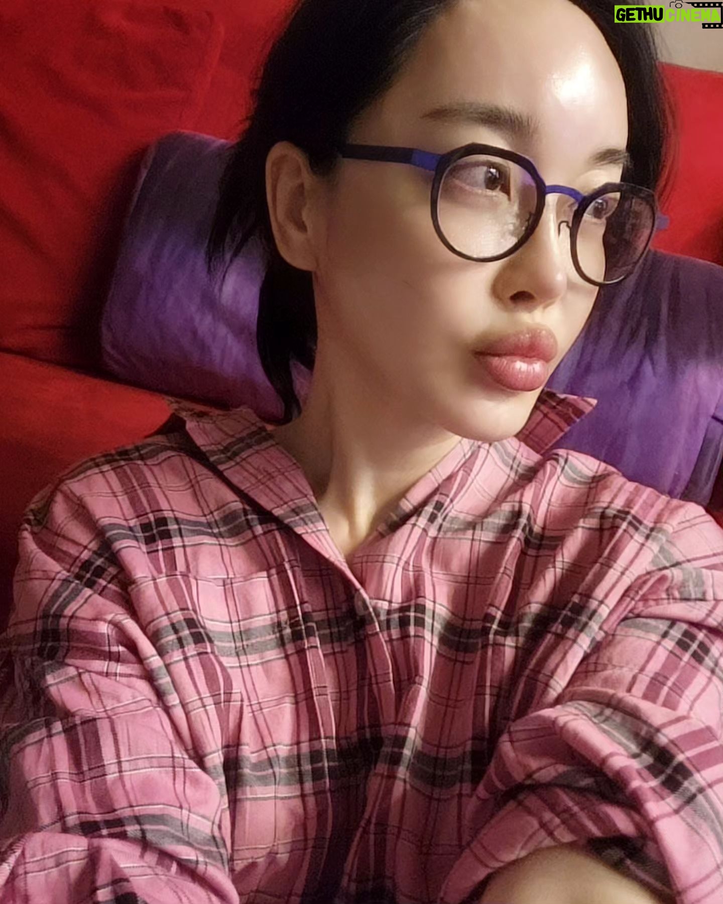 Kim Hye-eun - 6.4K Likes - 왜 그런 날 있죠?눈뜰 힘도 없는 날.
그래도 사진을 찍어봅니다. 열심히 살았음을 말하는 날이기에.
그리운 이를 기다리며 누워봅니다.
굿나잇.
