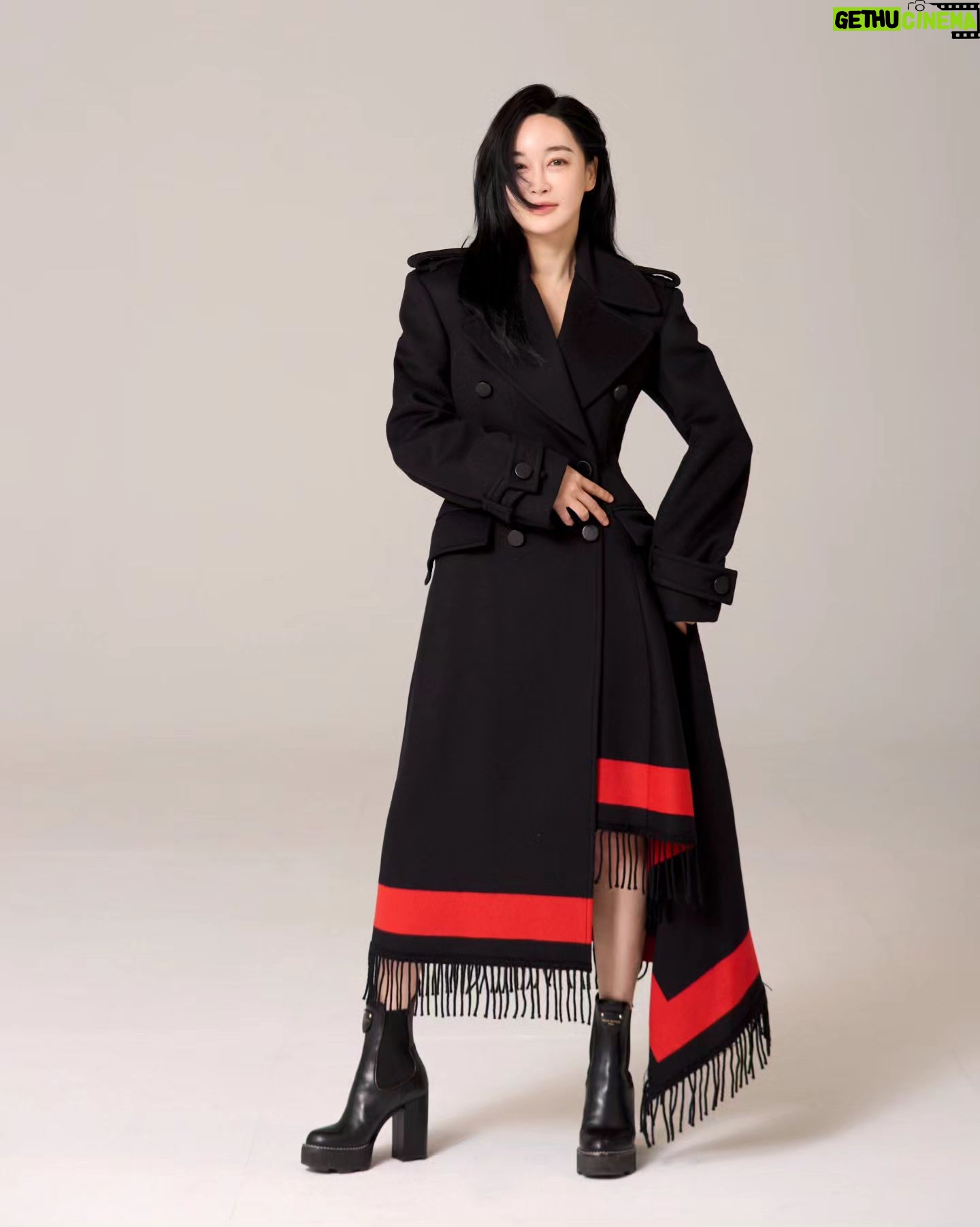 Kim Hye-eun - 7.5K Likes - 기부의상:알렉산더 맥퀸 롱코트
우아한 친구들 촬영때 한번. 시상식때 한번 .이렇게 딱 두번 입었어요.
가격은 대충 아시죠?알렉산더 맥퀀 백퍼센트 울모예요.사이즈는 55
홍지민배우가 벼르고 있으니 빨리 오셔요.
원더마켓.12월 8일입니다.
#원더마켓