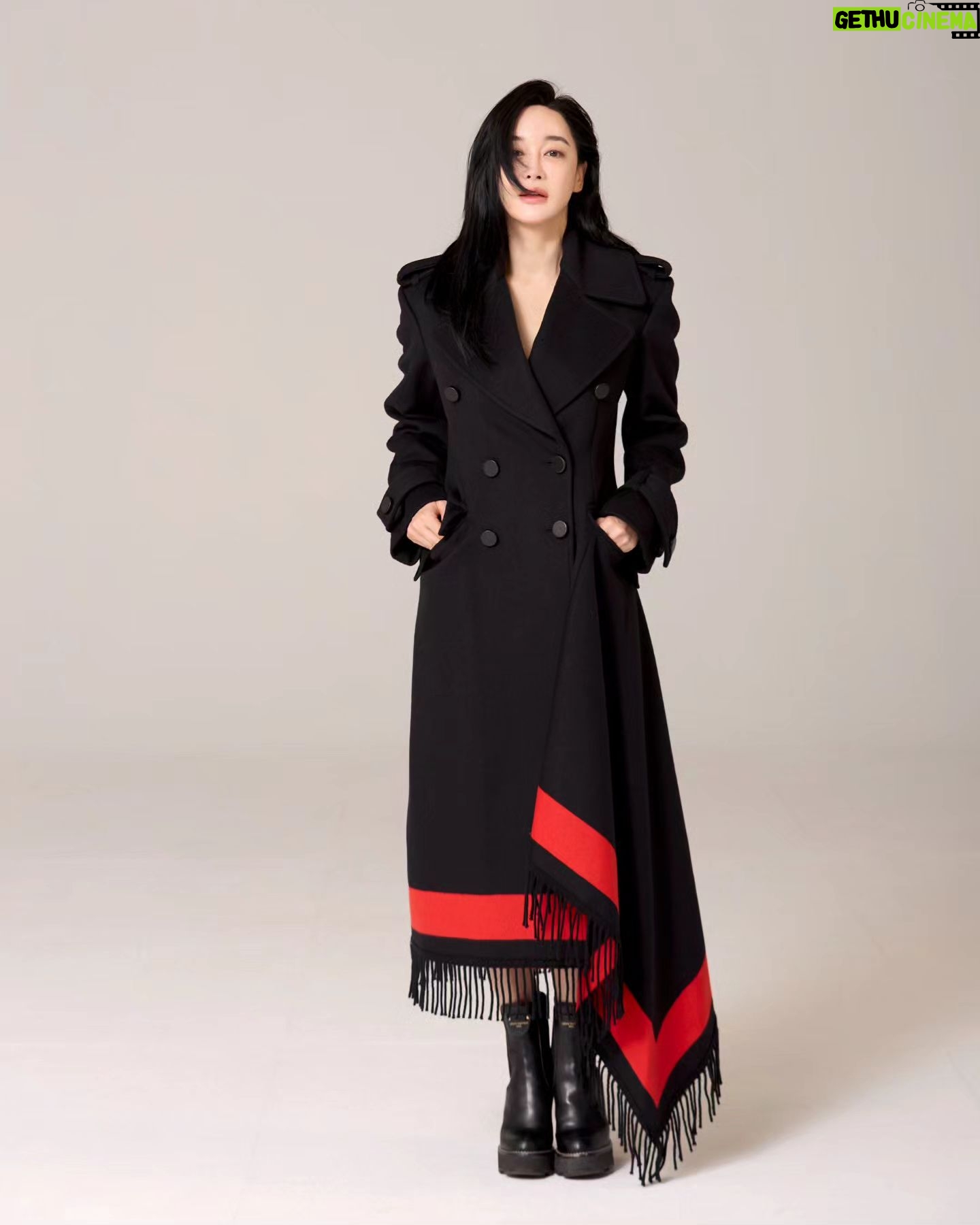 Kim Hye-eun - 7.5K Likes - 기부의상:알렉산더 맥퀸 롱코트
우아한 친구들 촬영때 한번. 시상식때 한번 .이렇게 딱 두번 입었어요.
가격은 대충 아시죠?알렉산더 맥퀀 백퍼센트 울모예요.사이즈는 55
홍지민배우가 벼르고 있으니 빨리 오셔요.
원더마켓.12월 8일입니다.
#원더마켓