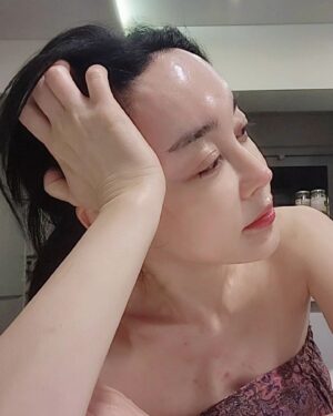 Kim Hye-eun Instagram - 눈띵띵 개구리왕눈이다.완전 부었다 .결코 이쁘진 않지만.사진찍어 이기분 기억하는걸로.
 오늘은 내가 참 근사하다.왜냐..죽고 싶을 정도로 찍기싫은 오열씬(저주하는씬).
와~~~진심으로  잘 끝냈다.내게 박수를..아니 같이 연기해주시느라 수고해주신
 우리 디렉터 하나님께 박수를♡
이 맛에 연기한다.배우되길 잘했다 생각하는 밤.혼자 와인한잔 할끄나 어쩔끄나.
오늘같은 날 없다.