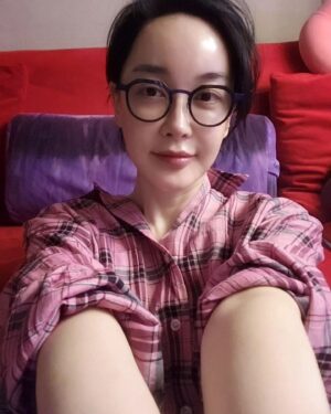 Kim Hye-eun Instagram - 왜 그런 날 있죠?눈뜰 힘도 없는 날.
그래도 사진을 찍어봅니다. 열심히 살았음을 말하는 날이기에.
그리운 이를 기다리며 누워봅니다.
굿나잇.