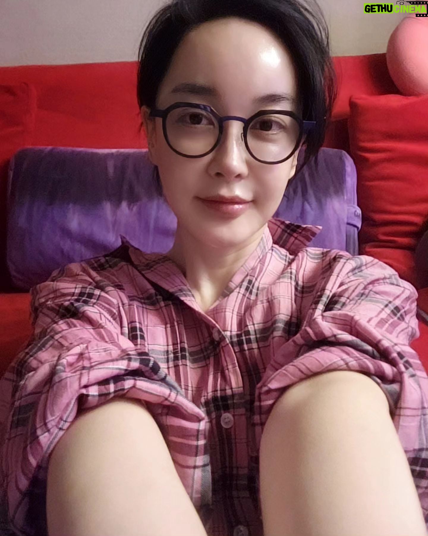 Kim Hye-eun - 6.4K Likes - 왜 그런 날 있죠?눈뜰 힘도 없는 날.
그래도 사진을 찍어봅니다. 열심히 살았음을 말하는 날이기에.
그리운 이를 기다리며 누워봅니다.
굿나잇.