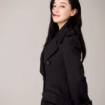 Kim Hye-eun Instagram – 기부의상:알렉산더 맥퀸 롱코트 
우아한 친구들  촬영때 한번. 시상식때 한번 .이렇게 딱 두번 입었어요.
가격은 대충 아시죠?알렉산더 맥퀀 백퍼센트 울모예요.사이즈는 55
홍지민배우가 벼르고 있으니 빨리 오셔요.
원더마켓.12월 8일입니다.
#원더마켓