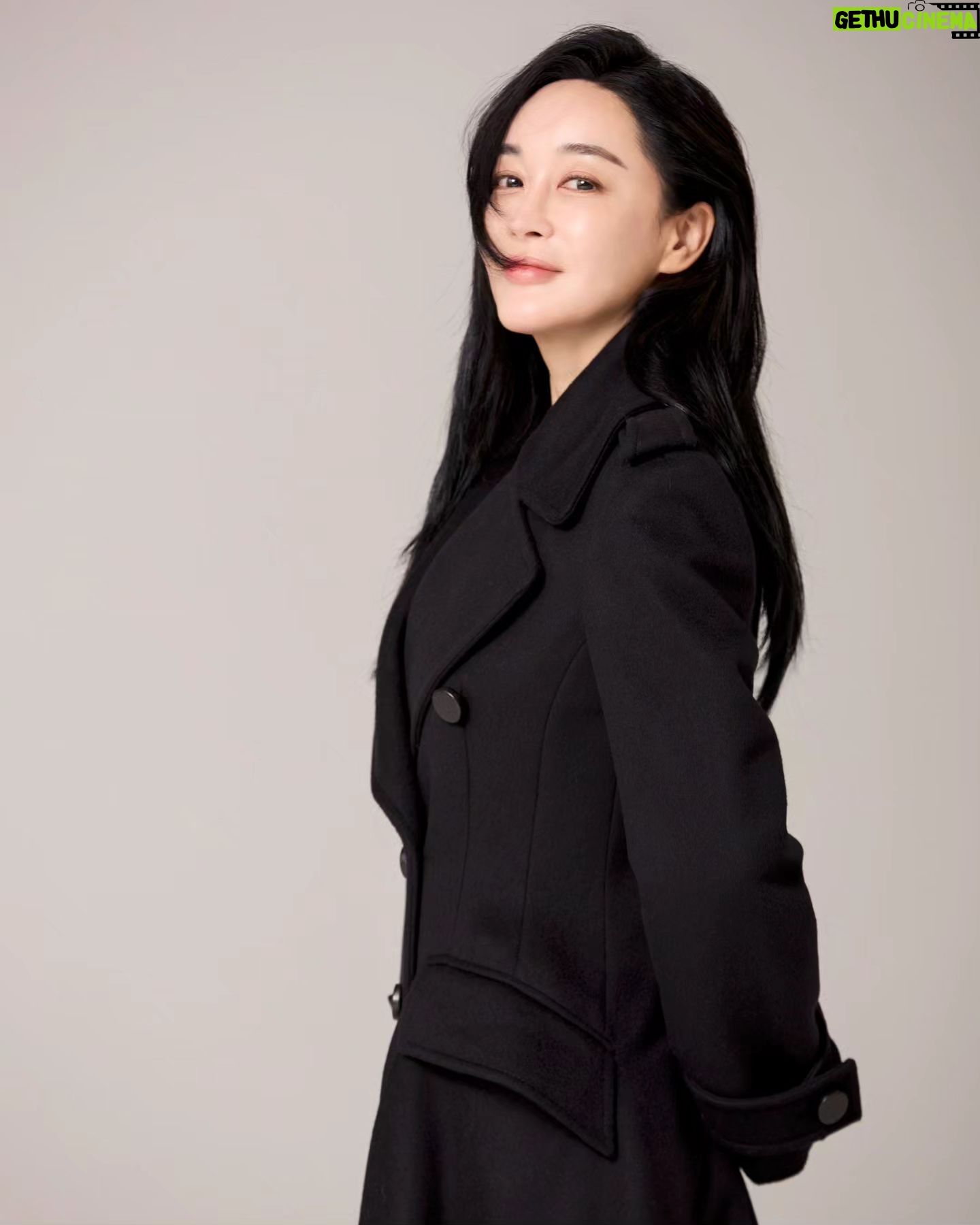 Kim Hye-eun - 7.5K Likes - 기부의상:알렉산더 맥퀸 롱코트
우아한 친구들 촬영때 한번. 시상식때 한번 .이렇게 딱 두번 입었어요.
가격은 대충 아시죠?알렉산더 맥퀀 백퍼센트 울모예요.사이즈는 55
홍지민배우가 벼르고 있으니 빨리 오셔요.
원더마켓.12월 8일입니다.
#원더마켓