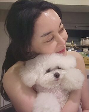 Kim Hye-eun Instagram - 눈띵띵 개구리왕눈이다.완전 부었다 .결코 이쁘진 않지만.사진찍어 이기분 기억하는걸로.
 오늘은 내가 참 근사하다.왜냐..죽고 싶을 정도로 찍기싫은 오열씬(저주하는씬).
와~~~진심으로  잘 끝냈다.내게 박수를..아니 같이 연기해주시느라 수고해주신
 우리 디렉터 하나님께 박수를♡
이 맛에 연기한다.배우되길 잘했다 생각하는 밤.혼자 와인한잔 할끄나 어쩔끄나.
오늘같은 날 없다.