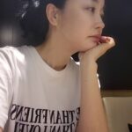 Kim Hye-eun Instagram - 설레었던 봄도 가는 모양입니다. 날씨가 좋아서 싱숭생숭.어디론가 떠나고 싶은 냄새가 짙었는데 제자리를 지키는게 아까울 정도 였는데. 이젠 낮엔 더워서 에어콘 켜는 곳도 꽤 있네요. 연습실에 앉아 혼자 이런저런 장난을 치고 .대본도 보고 .여러 표정지어보며 얼굴을 풀어 봅니다. 바람든 제 기분이 좀 안정되었나 봐요. 여행가는것도 좋지만 모든걸 뒤로 하고 연습실에 앉은 내 모습이 사실은 제일 맘에 듭니다. 평온은 연습에서 온다♡