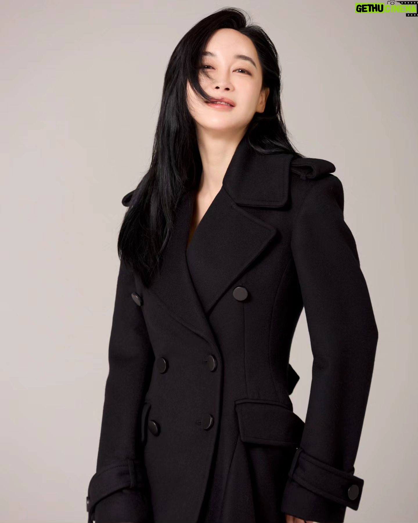 Kim Hye-eun - 7.5K Likes - 기부의상:알렉산더 맥퀸 롱코트
우아한 친구들 촬영때 한번. 시상식때 한번 .이렇게 딱 두번 입었어요.
가격은 대충 아시죠?알렉산더 맥퀀 백퍼센트 울모예요.사이즈는 55
홍지민배우가 벼르고 있으니 빨리 오셔요.
원더마켓.12월 8일입니다.
#원더마켓