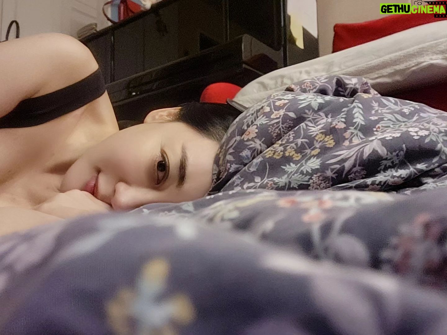 Kim Hye-eun - 12.5K Likes - 새벽 4시 50분.즐거운 시간이었지만.몸이 피곤한 건 사실이었다.
집에 들어오자마자 옷을 벗고 누우니.방바닥이 따뜻했다.
순간 너무나 감사했다.데워진 내 방 .그리고 따뜻한 온기.
집이란 그런 곳이다.
추워떨지 않은 것이 일상화 되어 감사하지는 않은가? 를 생각한다면.
그럴수 없다.
계절에 맞지 않는 야외촬영이 있을수록,날씨가 추워 업무가 늦을수록
사소한 모든것에 감사할수록 내 삶은 보물인걸.
가난해서 떨어본 성냥팔이 소녀..
나는.우리는 그 소녀의 추위에 얼마만큼 공감하는가?