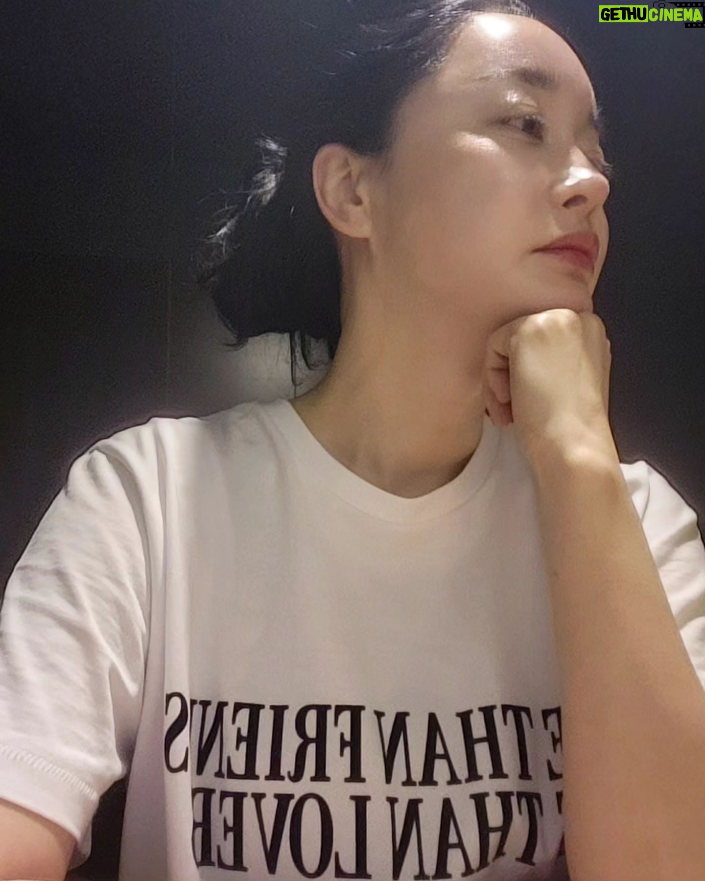 Kim Hye-eun Instagram - 설레었던 봄도 가는 모양입니다. 날씨가 좋아서 싱숭생숭.어디론가 떠나고 싶은 냄새가 짙었는데 제자리를 지키는게 아까울 정도 였는데. 이젠 낮엔 더워서 에어콘 켜는 곳도 꽤 있네요. 연습실에 앉아 혼자 이런저런 장난을 치고 .대본도 보고 .여러 표정지어보며 얼굴을 풀어 봅니다. 바람든 제 기분이 좀 안정되었나 봐요. 여행가는것도 좋지만 모든걸 뒤로 하고 연습실에 앉은 내 모습이 사실은 제일 맘에 듭니다. 평온은 연습에서 온다♡