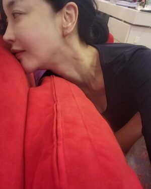 Kim Hye-eun Instagram - 발레 스트레칭을 한지 벌써 1년이 훌쩍.
많이 바뀌었네요.드디어 목에 잔근육잡힌다고 기록을 남겨봅니다.
뿌듯.그리고 상쾌.
늦은 이시간.
환민이가 누나가 봐야한다며 남겨둔 공연.잊지못할 것같아.
사진을 못찍어 아쉽지만 .꿈꾼듯 황홀한 공연.보여줘서 고마워.
목근육은 발레쌤. 행복한 내표정은 더그레이트쇼 오환민대표께 바칩니다.♡

#더그레이트쇼.#오환민 #최한준