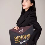 Kim Hye-eun Instagram – 기부의상:알렉산더 맥퀸 롱코트 
우아한 친구들  촬영때 한번. 시상식때 한번 .이렇게 딱 두번 입었어요.
가격은 대충 아시죠?알렉산더 맥퀀 백퍼센트 울모예요.사이즈는 55
홍지민배우가 벼르고 있으니 빨리 오셔요.
원더마켓.12월 8일입니다.
#원더마켓