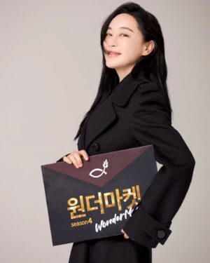 Kim Hye-eun Instagram - 기부의상:알렉산더 맥퀸 롱코트 
우아한 친구들  촬영때 한번. 시상식때 한번 .이렇게 딱 두번 입었어요.
가격은 대충 아시죠?알렉산더 맥퀀 백퍼센트 울모예요.사이즈는 55
홍지민배우가 벼르고 있으니 빨리 오셔요.
원더마켓.12월 8일입니다.
#원더마켓