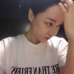 Kim Hye-eun Instagram - 설레었던 봄도 가는 모양입니다. 날씨가 좋아서 싱숭생숭.어디론가 떠나고 싶은 냄새가 짙었는데 제자리를 지키는게 아까울 정도 였는데. 이젠 낮엔 더워서 에어콘 켜는 곳도 꽤 있네요. 연습실에 앉아 혼자 이런저런 장난을 치고 .대본도 보고 .여러 표정지어보며 얼굴을 풀어 봅니다. 바람든 제 기분이 좀 안정되었나 봐요. 여행가는것도 좋지만 모든걸 뒤로 하고 연습실에 앉은 내 모습이 사실은 제일 맘에 듭니다. 평온은 연습에서 온다♡