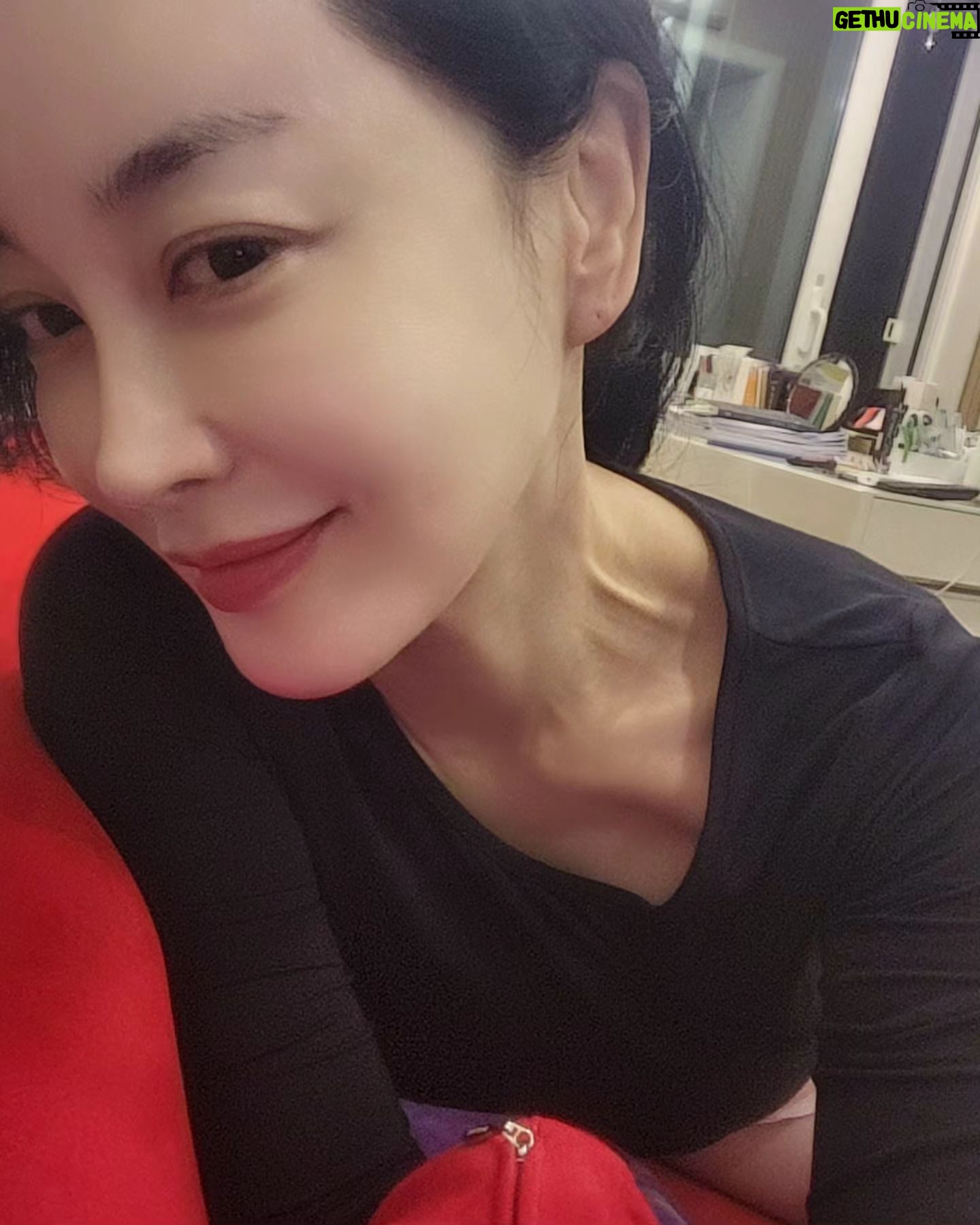 Kim Hye-eun - 5.6K Likes - 발레 스트레칭을 한지 벌써 1년이 훌쩍.
많이 바뀌었네요.드디어 목에 잔근육잡힌다고 기록을 남겨봅니다.
뿌듯.그리고 상쾌.
늦은 이시간.
환민이가 누나가 봐야한다며 남겨둔 공연.잊지못할 것같아.
사진을 못찍어 아쉽지만 .꿈꾼듯 황홀한 공연.보여줘서 고마워.
목근육은 발레쌤. 행복한 내표정은 더그레이트쇼 오환민대표께 바칩니다.♡
#더그레이트쇼.#오환민 #최한준