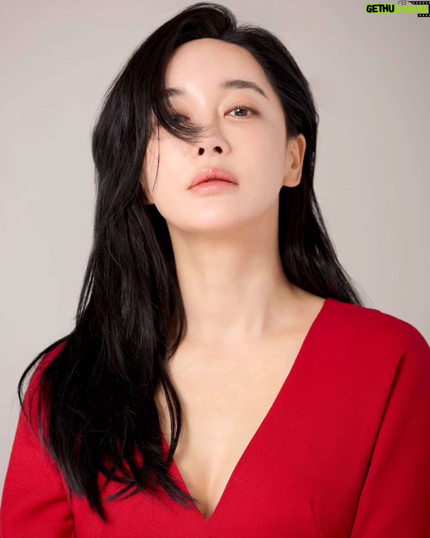 Kim Hye-eun Instagram - 기부의상 ;발렌티노 레드 드레스. 사이즈는 55 입니다.12월 8일.원더마켓으로 얼른 오세요♡ #원더마켓 #정샘물인스퍼레이션