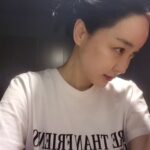 Kim Hye-eun Instagram – 설레었던 봄도 가는 모양입니다.
날씨가 좋아서 싱숭생숭.어디론가 떠나고 싶은 냄새가 짙었는데
제자리를 지키는게 아까울 정도 였는데.
이젠 낮엔 더워서 에어콘 켜는 곳도 꽤 있네요.

연습실에 앉아 혼자 이런저런 장난을 치고 .대본도 보고 .여러 표정지어보며
얼굴을 풀어 봅니다.
바람든 제 기분이 좀 안정되었나 봐요.

여행가는것도 좋지만 모든걸 뒤로 하고 
연습실에 앉은 내 모습이 사실은 제일 맘에 듭니다.
평온은 연습에서 온다♡