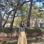Kim Hye-eun Instagram - 봄이다 오늘.!!!♡ 생각이.취향이.갖고 싶은 것이 이리 하루만에 달라진다구? 너무너무 사고 싶었던 외투가 있었는 오늘 봄날씨되니 그 코트 생각도 안난다.ㅎㅎ 어쩌면 나의 간절함은 날씨나 계절이나 내 옆사람이나 내가 속한 커뮤니티에 따라 하루만에 바뀔수 있는 간절함 일지도 모른다.간절한 그순간엔 절대 바뀌지 않을거 같지만 말이다. 내가 꾸는 미래의 꿈마저도 그럴지도^^ 설령 그 간절함이 하루만에 바뀔수 있는 것일지라도 그 간절함을 즐기는 자라야 언제든 바뀔수 그 변화의 허탈에 쓴웃음의 의미를 알겠지? 겨울아 근데 올해는 이렇게 가버릴거야?
