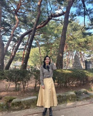 Kim Hye-eun Instagram - 봄이다 오늘.!!!♡
생각이.취향이.갖고 싶은 것이 이리 하루만에 달라진다구?
너무너무 사고 싶었던 외투가 있었는
오늘 봄날씨되니 그 코트 생각도 안난다.ㅎㅎ
어쩌면 나의 간절함은 날씨나 계절이나 내 옆사람이나 내가 속한 커뮤니티에 따라
하루만에 바뀔수 있는 간절함 일지도 모른다.간절한 그순간엔 절대 바뀌지 않을거 같지만 말이다.
내가 꾸는 미래의 꿈마저도 그럴지도^^
설령 그 간절함이 하루만에  바뀔수 있는 것일지라도
그 간절함을 즐기는 자라야
언제든 바뀔수 그 변화의 허탈에 쓴웃음의 의미를 알겠지?
겨울아 근데  올해는 이렇게 가버릴거야?