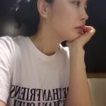 Kim Hye-eun Instagram – 설레었던 봄도 가는 모양입니다.
날씨가 좋아서 싱숭생숭.어디론가 떠나고 싶은 냄새가 짙었는데
제자리를 지키는게 아까울 정도 였는데.
이젠 낮엔 더워서 에어콘 켜는 곳도 꽤 있네요.

연습실에 앉아 혼자 이런저런 장난을 치고 .대본도 보고 .여러 표정지어보며
얼굴을 풀어 봅니다.
바람든 제 기분이 좀 안정되었나 봐요.

여행가는것도 좋지만 모든걸 뒤로 하고 
연습실에 앉은 내 모습이 사실은 제일 맘에 듭니다.
평온은 연습에서 온다♡