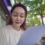 Kim Hye-eun Instagram – 우리 동네 아니니 CU앞 파라솔에 다 앉구..^^
쳐다보거나 말거나^^
스벅가서 대본볼까 하다 날씨를 즐기기로.^^
딸이 너무 보고싶다.♡
#영화 #광주