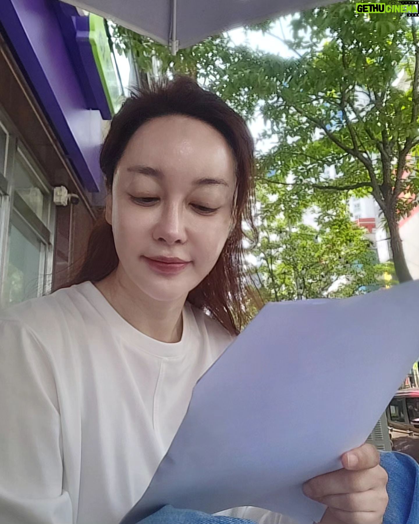 Kim Hye-eun - 4.8K Likes - 우리 동네 아니니 CU앞 파라솔에 다 앉구..^^
쳐다보거나 말거나^^
스벅가서 대본볼까 하다 날씨를 즐기기로.^^
딸이 너무 보고싶다.♡
#영화 #광주