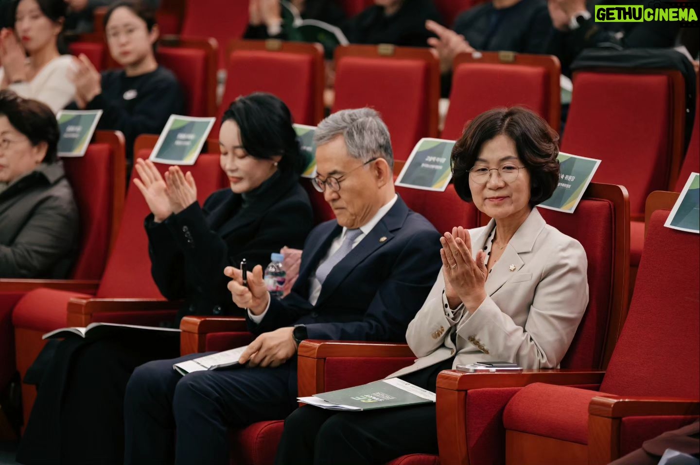 Kim Hye-eun Instagram - 따뜻한 사람들. 사회봉사하며 가장 크게 내가 누릴수 있는 것은 가슴따뜻하게 타인을 위할줄 아는 정의로운 어른들을 만날수 있다는 것. 그리고 그럼에도 힘든 환경을 딛고 일어나 어른들에게 희망을 던지는 다음세대들을 만날수 있다는 것. #한국청소년쉼터협의회 #기아대책 #국회여성가족위원회 #가정밖청소년 #고승덕 #권인숙