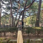 Kim Hye-eun Instagram - 봄이다 오늘.!!!♡ 생각이.취향이.갖고 싶은 것이 이리 하루만에 달라진다구? 너무너무 사고 싶었던 외투가 있었는 오늘 봄날씨되니 그 코트 생각도 안난다.ㅎㅎ 어쩌면 나의 간절함은 날씨나 계절이나 내 옆사람이나 내가 속한 커뮤니티에 따라 하루만에 바뀔수 있는 간절함 일지도 모른다.간절한 그순간엔 절대 바뀌지 않을거 같지만 말이다. 내가 꾸는 미래의 꿈마저도 그럴지도^^ 설령 그 간절함이 하루만에 바뀔수 있는 것일지라도 그 간절함을 즐기는 자라야 언제든 바뀔수 그 변화의 허탈에 쓴웃음의 의미를 알겠지? 겨울아 근데 올해는 이렇게 가버릴거야?