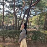 Kim Hye-eun Instagram - 봄이다 오늘.!!!♡ 생각이.취향이.갖고 싶은 것이 이리 하루만에 달라진다구? 너무너무 사고 싶었던 외투가 있었는 오늘 봄날씨되니 그 코트 생각도 안난다.ㅎㅎ 어쩌면 나의 간절함은 날씨나 계절이나 내 옆사람이나 내가 속한 커뮤니티에 따라 하루만에 바뀔수 있는 간절함 일지도 모른다.간절한 그순간엔 절대 바뀌지 않을거 같지만 말이다. 내가 꾸는 미래의 꿈마저도 그럴지도^^ 설령 그 간절함이 하루만에 바뀔수 있는 것일지라도 그 간절함을 즐기는 자라야 언제든 바뀔수 그 변화의 허탈에 쓴웃음의 의미를 알겠지? 겨울아 근데 올해는 이렇게 가버릴거야?