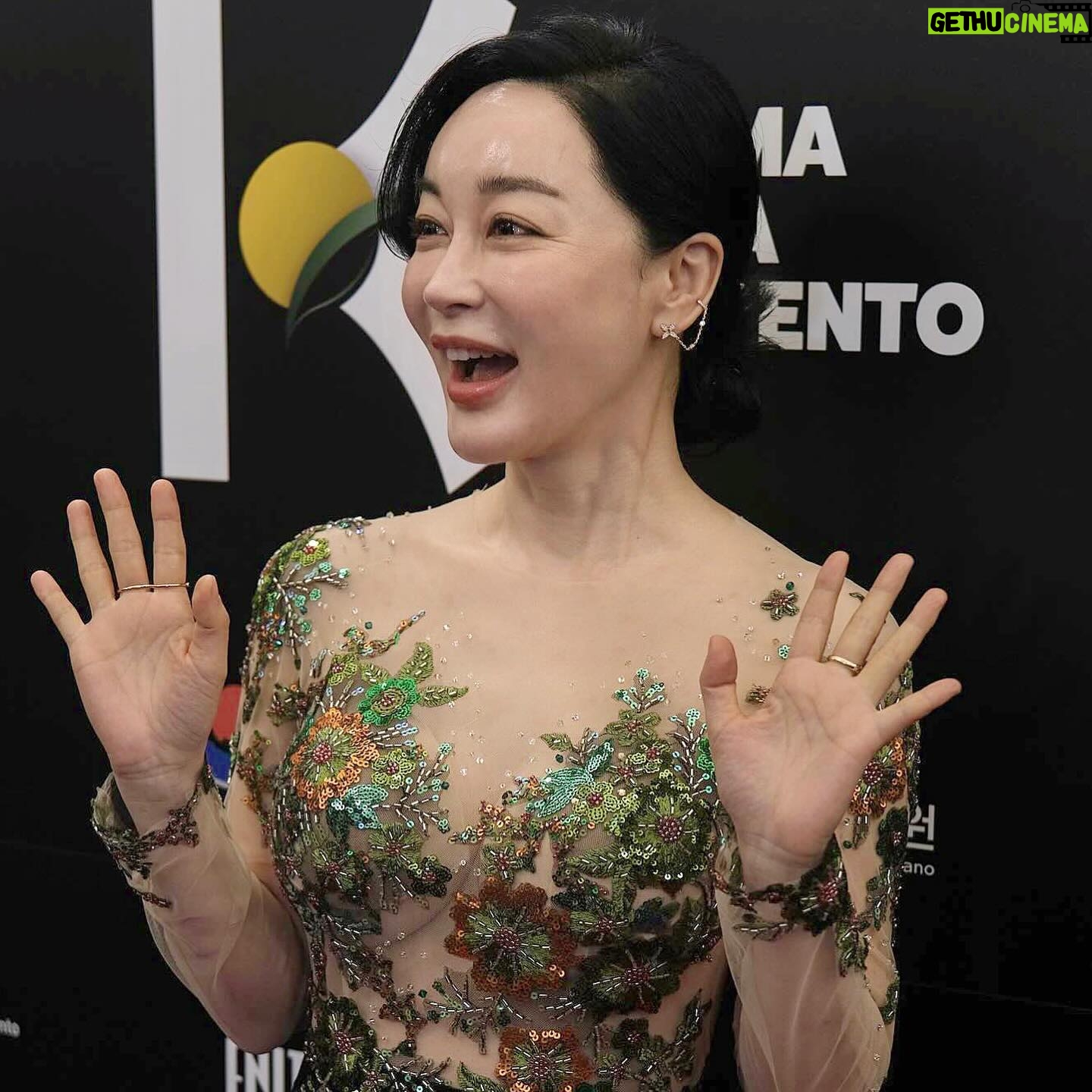 Kim Hye-eun - 6.1K Likes - 여러분 그거 아세요..???
저희 배우님 소렌토 다녀오셨어요!!
20240314-17일까지 이탈리아 소렌토에서 진행된
k-드라마 페스타에 김혜은 배우님께서 참여하셨습니다❤️
또한 배우님께서 올해의 배우상까지 수상하셨다는 사실..!!!✨🏆
다시 한번 배우님의 수상을 축하드립니다❤️❤️
#김혜은 #kimhyeeun #kdramafesta