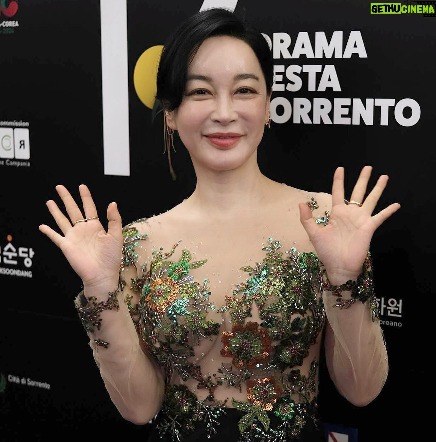 Kim Hye-eun - 6.1K Likes - 여러분 그거 아세요..???
저희 배우님 소렌토 다녀오셨어요!!
20240314-17일까지 이탈리아 소렌토에서 진행된
k-드라마 페스타에 김혜은 배우님께서 참여하셨습니다❤️
또한 배우님께서 올해의 배우상까지 수상하셨다는 사실..!!!✨🏆
다시 한번 배우님의 수상을 축하드립니다❤️❤️
#김혜은 #kimhyeeun #kdramafesta