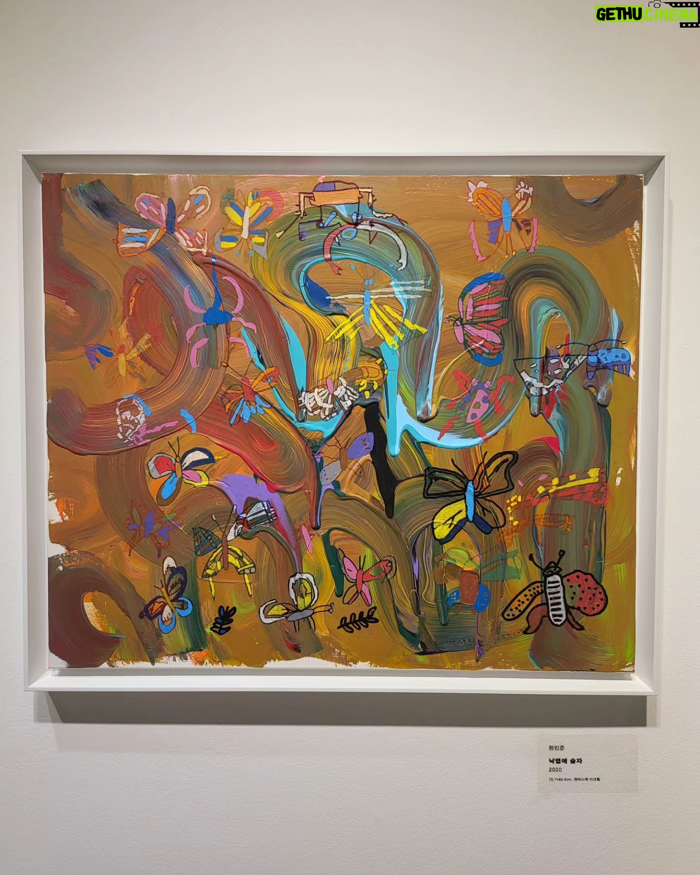 Kim Hye-eun Instagram - 아르브뤼 미술상. 발달장애 작가들의 그림.상을 받은 작가들의 전시가 궁금했다. 그들의 사고가 오히려 더 비장애인인 나보다 더 자유롭지 않을까? 어쩌면 내가 .우리가 장애와 비장애로 나누는 그 자체에 있어 교만과 독선과 편협을 증명하고 있을지도 모른다. 어쩌면 발달장애를 가진 이들이 욕망에 찌든 비장애인보다 더 자유로운 지혜와 겸손과 관대함을 가지고 있을지 모른단 생각을 해본다. 실제로 작품들은 잘모르는 내가 보기에 기존에 봐왔던 작품보다 더 순수하고 명료하며 자유로운 느낌이었다. 무엇보다 삶의 고통과 희망이 뚜렷하게 느껴져서 이게뭐지?하고 되묻던 기존의 전시회에서 갸우뚱 했던 시간이 줄어듦을 느낄수 있었다. 기획자인 국민일보 손영옥기자님의 발달장애작가 란 단어 대신 쓴 신경다양성작가 란 단어 가 너무나 좋다. 신경 (神經 ): ,신이 다니는 길 전시제목:신이 다니는 길,그 길 위의 목소리들 어쩜 이리 이쁜 생각을 하셨을까? 우리도 이 길 위를 같이 걷고 있지 않은가?♡ 한국실험미술의 대가이신 이건용작가의 후원을 받아 제정한 신경다양성 작가들의 축제, 국민일보 아르브뤼 미술상. 여러분도 신이 다니는 길 위의 목소리를 들어보시길 추천합니다.^^ #국민일보아르브뤼미술상 #이건용작가후원 #총괄기획손영옥 # 전시:KCDF 갤러리 (인사동).2월 26일까지