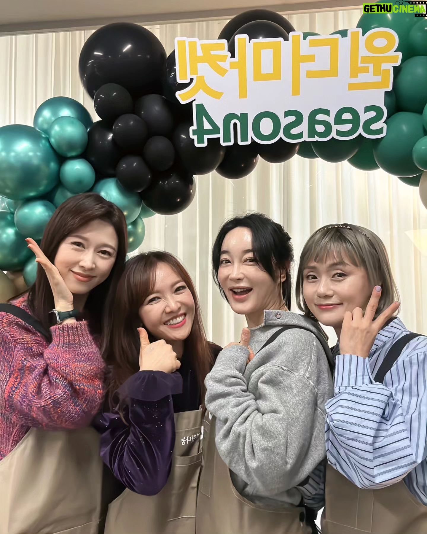 Kim Hye-eun Instagram - 여러분♡진심으로 가슴깊이 감사드립니다. 오늘 무사히 원더마켓 시즌4 바자회를 마쳤습니다. 대견한 원더맘들을 돕겠다며 이른시간부터 줄서서 기다려주신 따뜻한 여러분의 마음때문에 오늘 원더마켓은 역대 최고 매출을 기록했습니다. 개장전부터 줄서서 기다려주시고 계산하느라 긴 줄 참아주신 고객님들께 진심으로 감사드립니다. 그리고 그 무엇보다 이 나눔을 기꺼이 해준 홍지민배우.이선영 아나운서.소프라노 임선혜.배우 김영선 님께 사랑과 존경을 전합니다. 우리모두 허리가 아팠으나 저는 사실 오늘 천국에 그대들과 같이 있었습니다. 이 모든걸 준비해주신 기아대책.행복한 나눔.복많으세요♡ #기아대책 #행복한나눔 #원더마켓 #더라퓨즈 #스킨앤플러스 #아이소이 #김창숙부띠크 #클라쎄캐시미어